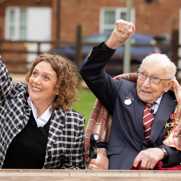 İngiltere'de sembol olan Tom Moore 100. yaşını kutladı