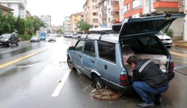 Ankara’da etkili olan sağanak nedeniyle otomobil, kapağı açılan rögara düştü