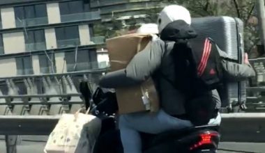 Ortaköy viyadüğünde motosikletteki yolcu, bir eliyle valiz diğer eliyle kutu taşıdı
