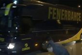 İzmir’de Fenerbahçe otobüsüne saldırı!