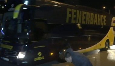 İzmir’de Fenerbahçe otobüsüne saldırı!