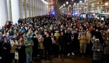 Binlerce insan Putin’e tepki için sokağa döküldü