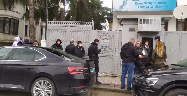 Türkiye’de kalan Ukraynalılar konsolosluğa başvurdu