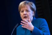 Merkel, yanında koruması varken cüzdanını çaldırdı
