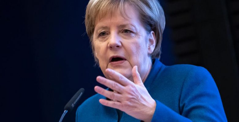 Merkel, yanında koruması varken cüzdanını çaldırdı