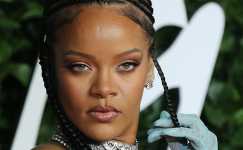 Ünlü şarkıcı Rihanna anne oldu